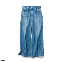 4動きやすいデニムはマスト。センタープレス入りなら、ほどよくきちんと感 がありカジュアル上手見え。パンツ￥27500／ゲストリスト（アッパーハイツ）