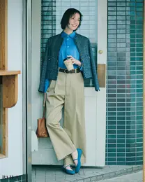 佐藤栞里通勤コーデ　《Monday》週の初めは  ブルーシャツで爽やかに決めて、お気に入りのコーヒースタンド経由で出社！