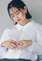 甘めカジュアルの主役になるクリスタルのボリュームリング