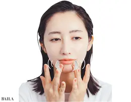 ＂口角下制筋＂の内側の端（口角の真下より少し内側）に指を当てる。そのまま小刻みに揺らし、筋肉と筋膜の癒着をゆるめる。
