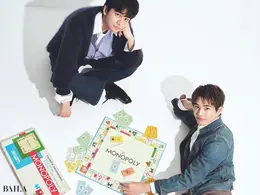 モノポリーで遊ぶ北村匠海さんと中沢元紀さん