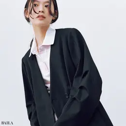 大胆なカーブ袖で定番の黒をひと工夫