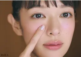 《1》Aのリキッドチークを指に取り、鼻すじ横に逆三角を描くようにON。存在感のあるカラーなので、広げすぎは注意。目の幅からはみ出ないぐらいがベター。