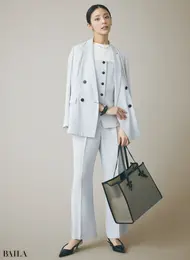 インディヴィのカセット服6点　コーディネート　貴島明日香　ライトグレーが爽やかに映えるビスチェの最旬レイヤードスタイル