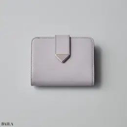プラダの二つ折りミディアム財布　(8.5×11.2)￥115500(予定価格)／プラダ クライアントサービス (プラダ)