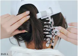 《2》ねじった髪をまとめてサイドからクリップで留める