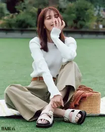 ラフなコーデにフレンチシックな小物で味付け【BAILA今日のコーデ】