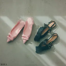 （右）靴￥70400／ガニー　（左）靴￥30800／ツル バイ マリコ オイカワ