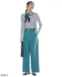 爽やかなターコイズグリーンが主役の日は スタイリッシュなグレーを合わせて都会的に