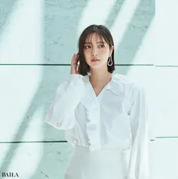 洒落感をそっと印象づけるモダンな表情のフリルカラー