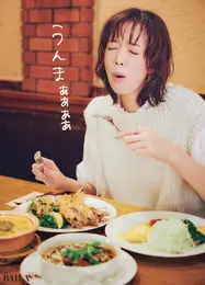 「うんまぁぁぁ」佐藤栞里がビヤホール・洋食ランチョンのエビフライを食べる様子２