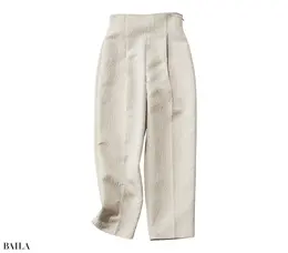 着るだけでスタイルアップして見える美人シルエットに定評あり。パンツ￥25960／アンクレイヴ（アンクレイヴ ホワイト）