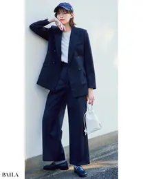 ネイビーの端正さがあってこそ、着くずし小物の遊び心が効いてくる