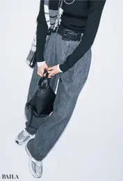 流行のビッグベルトはワントーンコーデにさらっと投入