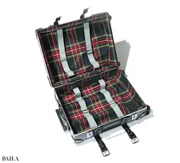 キャリーバッグ￥429000／ドゥロワー 青山店（グローブ・トロッター フォー ドゥロワー）