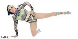 《1》片手片ひざをつき 床と平行に脚を上げる