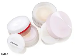 （左）SHISEIDO エッセンス スキンセッティング パウダー 02 7g ￥5500／資生堂（9月1日発売）（右）プリマヴィスタ スムースラスティング ルースパウダー ルーセント 12.5g ￥4840（編集部調べ）／花王　