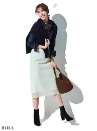 土屋巴瑞季　スカート￥26400／マルティニーク ルミネ横浜（マルティニーク）　シャツ￥56100／マディソンブルー　肩にかけたニット￥11000／ゲストリスト（ステートオブマインド）　ピアス￥187000・ネックレス￥35200／マリハ　時計￥91300／シチズンお客様時計相談室（シチズン クロスシー）　バッグ￥183700／ショールーム ロイト（ザンケッティ）　靴￥28600／ダイアナ 銀座本店（ダイアナ）