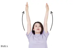 《3》息を吸って小指側から両手を上げ、吐きながら親指側から両手を下げる。お尻が締まり、お腹が伸びるのを感じて。