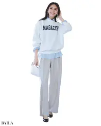 ロゴスウェットのラフなテンションを上品ベージュできれいめに昇華 