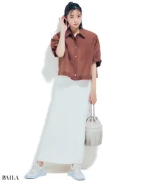 白ベースのやわらかな配色ならボリューム スニーカーでもオフィス使いOK。合わせる 服はベーシックカラーでまとめるのがコツ。