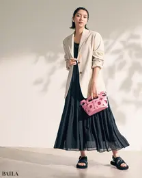 レザーのコンフォートサンダルのコーディネート　新川優愛モードな辛さのある足もとで フレアワンピの甘さをほどよく中和