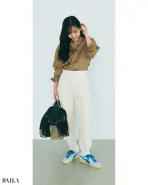 ブルーの爽やかな色合わせが 凜としたシャツコーデを親しみやすく