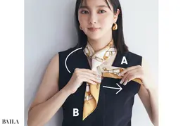細くたたんだスカーフを首の前でクロス。そのまま上側Aを下側Bに巻きつけるように、後ろから一周させる。