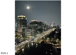 パレスホテルのそばにあるスターバックス コーヒーへ