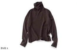 適度なゆとりで体のラインを拾いにくいタートルニット。