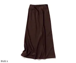 6 今季トレンドのブラウンを投入。どんなトップスも今っぽいバランスに引き 上げる。スカート￥17600／マイストラーダ プレスルーム（マイストラーダ）