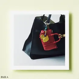チャーム（ダック＆ハート）￥15400／ショールーム シャルメール（ストリング ティング）　（赤バッグ）￥99 00／メゾンドサブレ　バッグ￥35200／ピーチ（ヴィオラドーロ）