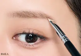 《6》眉頭に薄い色のパウダーをON