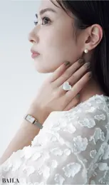 シアーブラウスとヴィンテージライクな時計でピュアな女性らしさを表現