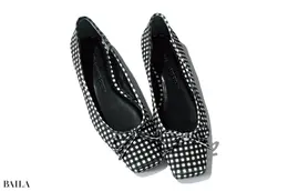 靴（黒×白）￥27500／ワークスインターナショナル（ツル バイ マリコ オイカワ）