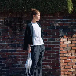 レディなジャケット×シャカパンのつなぎ役は白T【BAILA今日のコーデ】