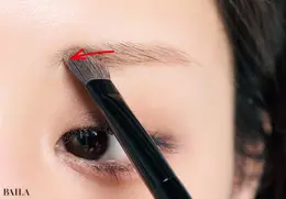 《5》眉頭に薄い色のパウダーをON