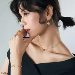 肌の上で存在感を示すエターナルなメダイヨンに願いを込めて