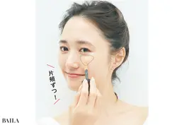 《1》肌ノイズが最も気になる頰の中央に＂三角塗り＂