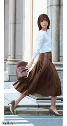 土屋巴瑞季　スカート￥44000／ビームス ハウス丸の内（エッフェ ビームス）　中に着たカットソー￥16500／イレーヴ　カーディガン￥61600／リーミルズエージェンシー（ジョン スメドレー）　ピアス￥40700・ネックレス￥25300／マリハ　バッグ￥99000／ピモンテ（トラモンターノ）　靴￥59400／アマン（ペリーコ）