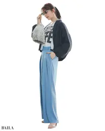 スマートでクリーンな印象が漂うブルーでロゴのカジュアル感を大人の余裕に変換