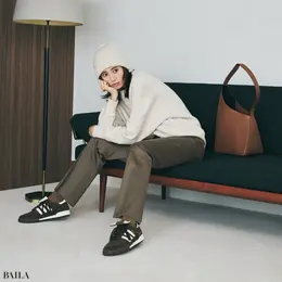 パンツとスニーカーを色でつなげてスタイルアップ【BAILA今日のコーデ】