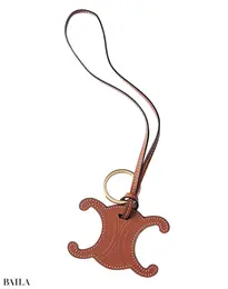 大人顔のレザー素材ならONシーンにも。便利なキーリングつき。￥34100（予定価格）／セリーヌ ジャパン（セリーヌ バイ エディ・スリマン）