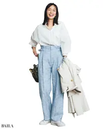 白シャツ×パンツはちょっぴりカジュアルダウンを意識する