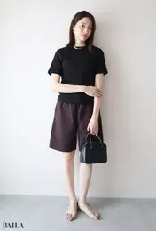 「ボディメイクの原動力となったのは、ママになってもキレイな体型でいたい、という強い思いでした。それはやっぱり、大好きなファッションをずっと楽しみたいからです。体型を拾いやすいコンパクトなTシャツや膝上丈のボトムスも、無事に妊娠前の体型に戻せたことで、自信を持って着られるようになりました！」（（加納さん）