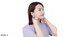 《2》人さし指の第二関節をあご下に入れ、そのまま耳下の耳下腺リンパ節までスライド。たまった老廃物を流すイメージ。