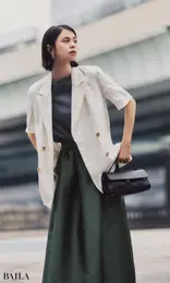 まっさらな白リネンに頼って リッチで爽やかに装う