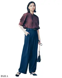 表情のあるレディな一着に ネイビーパンツで知的さを上乗せ