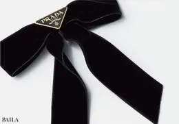 PRADAのリボンヘアクリップ