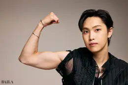 ファンタステックス堀夏喜さんが筋肉を見せる様子